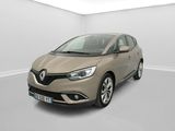 une voiture beige dans une pièce blanche au sol blanc