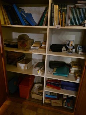 une étagère contenant de nombreux livres dans une pièce