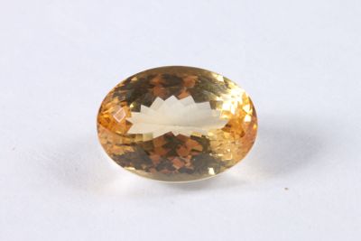 gros plan d'une pierre de saphir jaune sur une surface blanche