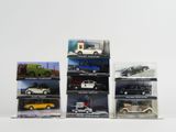 six modèles de voitures différents exposés dans une vitrine