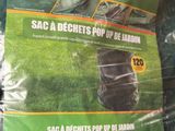 un gros plan sur un sac en bâche verte posé sur une table