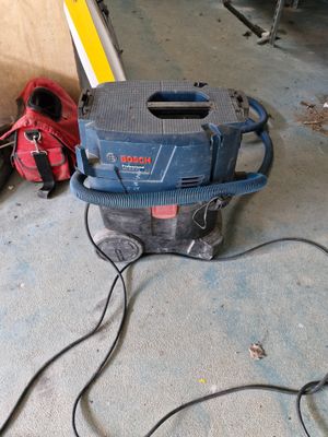 une photo d'un aspirateur posé sur le sol d'un garage