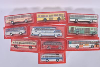 de nombreux modèles différents de petits bus dans une boîte rouge