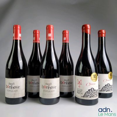 six bouteilles de vin rouge sont alignées