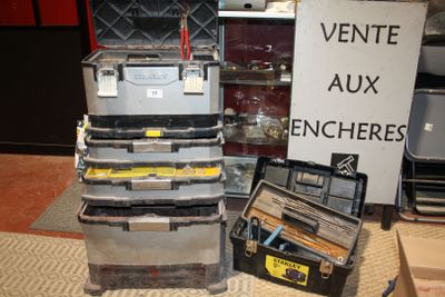un grand nombre d'outils posés sur le sol