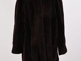 gros plan d'un manteau marron sur un mannequin