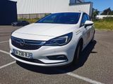 L'Opel blanche est garée sur un parking près d'un immeuble