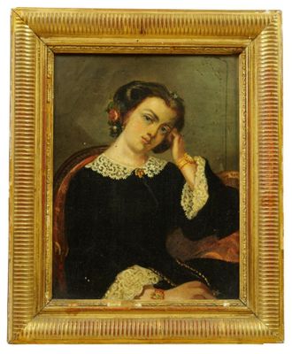 portrait d'une femme en robe noire avec un col en dentelle