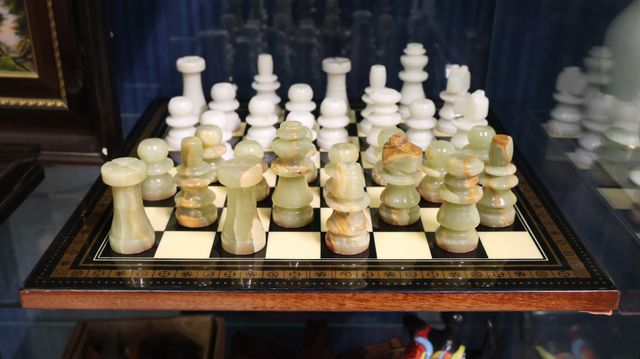 Jeu d’échec plateau bois, sujets en pierre dure (éclats et manque...