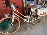 un vélo garé à côté d'une pile de cartons
