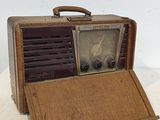 une valise marron contenant une radio, posée sur une table
