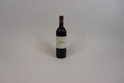 une bouteille de vin posée sur une table