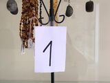 une collection de bijoux exposée dans une vitrine
