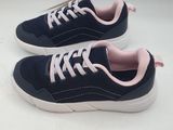 des baskets bleu marine et roses avec des lacets roses sur le côté