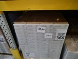 une grande pile de cartons posée sur une étagère dans un magasin