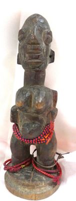 l'image d'une statue d'un homme avec un chapeau sur la tête