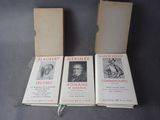 trois livres sont posés sur une table les uns à côté des autres