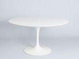 une table blanche avec un piètement blanc sur fond gris
