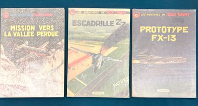 trois livres sont alignés sur une surface bleue
