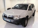 une voiture blanche garée à l'intérieur d'un bâtiment