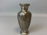 un vase en argent posé sur une table