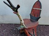 une chaise en bois munie d'une poignée en bois