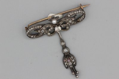 une broche en argent ornée de perles et d'une plume