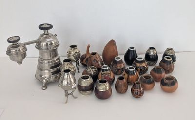 de nombreux types de vases différents posés sur une table