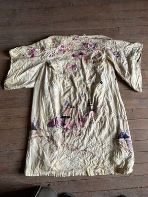 une photo d'une chemise qui a été laissée par terre