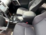 l'intérieur d'une voiture avec des sièges en cuir noir et un volant