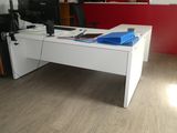 un bureau blanc avec un ordinateur dans une pièce
