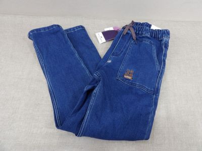 un jean posé sur une surface blanche