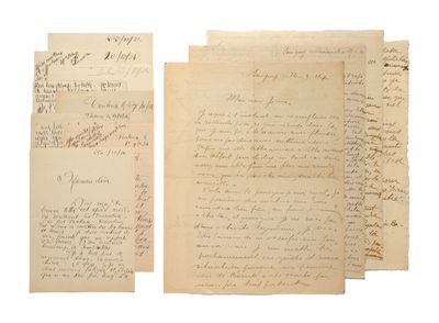 une pile de vieux papiers sur lesquels figurent des inscriptions manuscrites sur un fond blanc