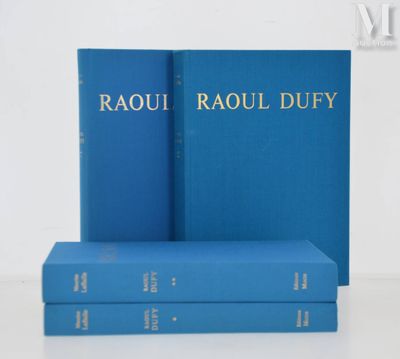 deux livres bleus posés l'un sur l'autre sur une table