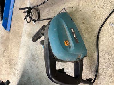 a blue and black corded blower sitting on the floor