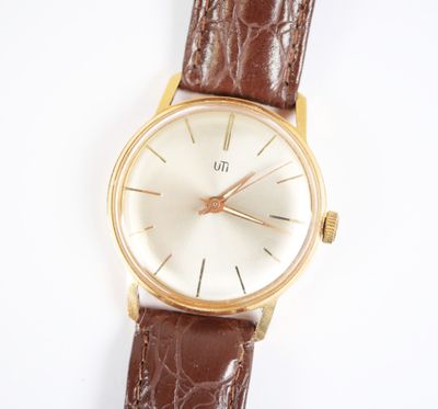 une image d'un gros plan d'une montre-bracelet sur une surface blanche