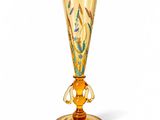 vase en verre jaune avec un motif floral sur la base, sur fond blanc