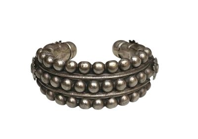 gros plan d'un bracelet en argent sur fond blanc