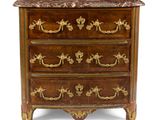une commode ancienne avec un plateau en marbre