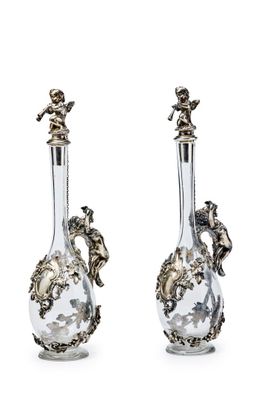 paire de vases en verre plaqués argent, ornés d'anses en forme de dragon