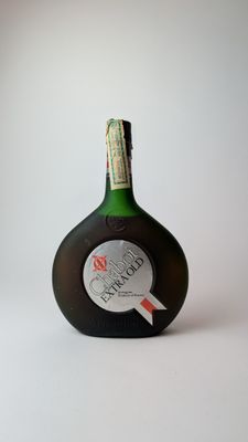 une bouteille d'alcool posée sur une table
