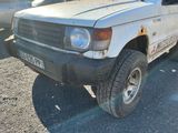 un camion blanc garé dans un parking
