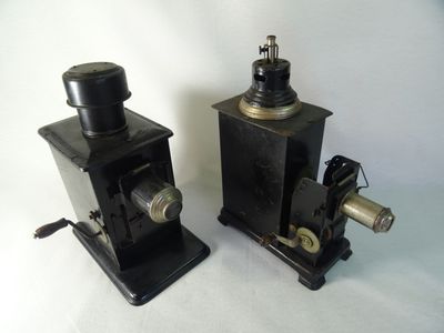 deux machines à l'ancienne posées sur un plan de travail blanc