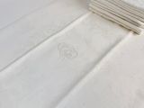 une pile de serviettes pliées posée sur une table blanche