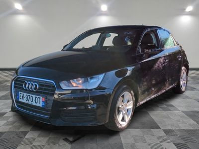 une image d'une voiture audi noire dans une salle d'exposition