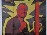 affiche de film représentant un homme tenant une perche rouge devant un mur blanc
