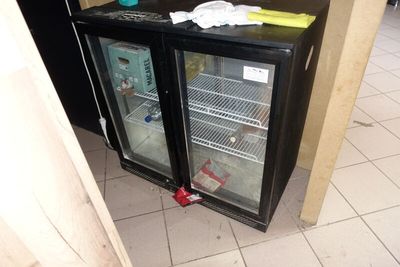 un réfrigérateur noir à deux portes vitrées dans une cuisine