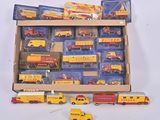 une boîte contenant des petites voitures et des camions miniatures