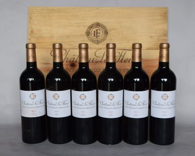 six bouteilles de vin rouge devant une caisse en bois