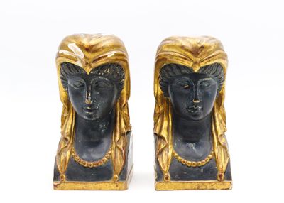 une paire de statues noires et dorées représentant une femme et un homme